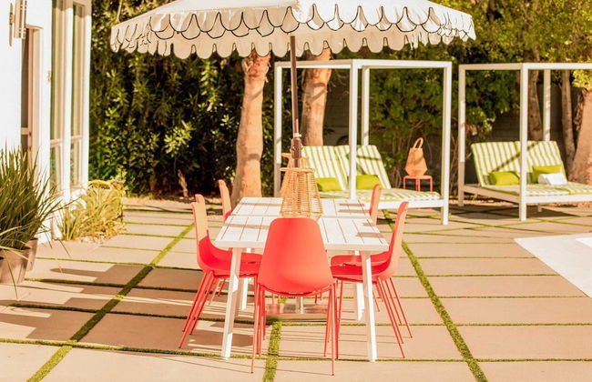 2 Rooms, Sleeps 8 Retro Hotel w/ Pool Wesley King Studio Buyout by Avantstay - Foto 29