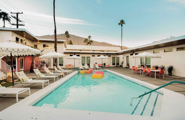 2 Rooms, Sleeps 8 Retro Hotel w/ Pool Wesley King Studio Buyout by Avantstay - Foto 26