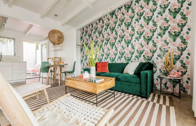 2 Rooms, Sleeps 8 Retro Hotel w/ Pool Wesley King Studio Buyout by Avantstay - Foto 1
