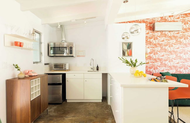 2 Rooms, Sleeps 8 Retro Hotel w/ Pool Wesley King Studio Buyout by Avantstay - Foto 8