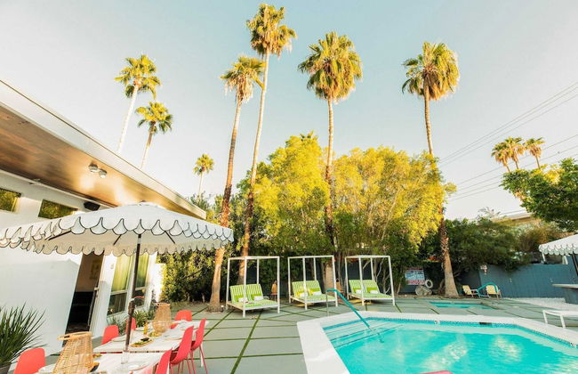 2 Rooms, Sleeps 8 Retro Hotel w/ Pool Wesley King Studio Buyout by Avantstay - Foto 16