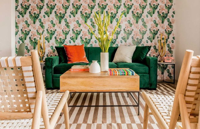 2 Rooms, Sleeps 8 Retro Hotel w/ Pool Wesley King Studio Buyout by Avantstay - Foto 19