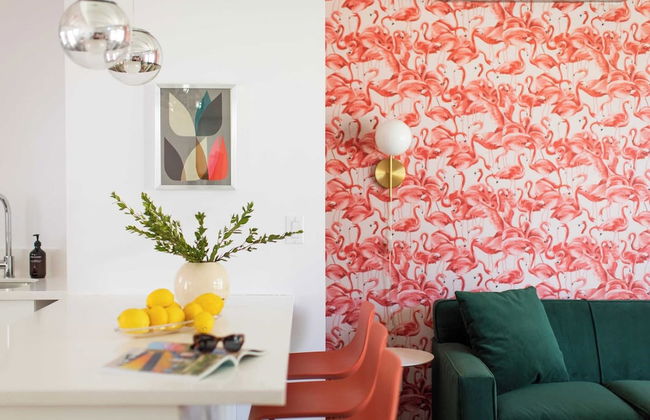 2 Rooms, Sleeps 8 Retro Hotel w/ Pool Wesley King Studio Buyout by Avantstay - Foto 25