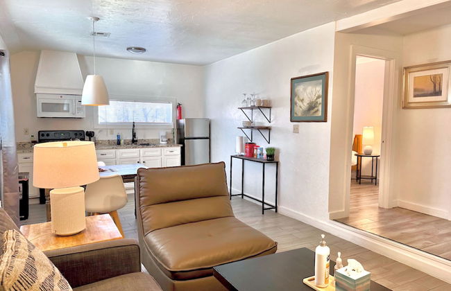 Updated Studio With Laundry Full Kitchen 36B - Foto 3