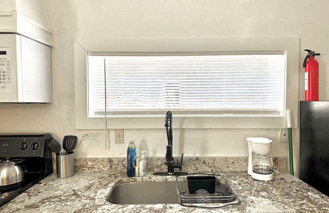 Updated Studio With Laundry Full Kitchen 36B - Foto 9