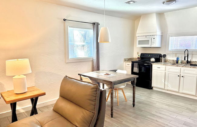 Updated Studio With Laundry Full Kitchen 36B - Foto 5
