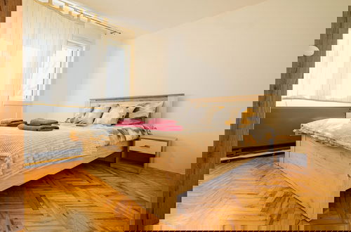 Photo 3 - VP Apartment - A Forest Retreat in the Heart of the City!
