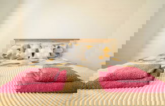 Photo 2 - VP Apartment - A Forest Retreat in the Heart of the City!