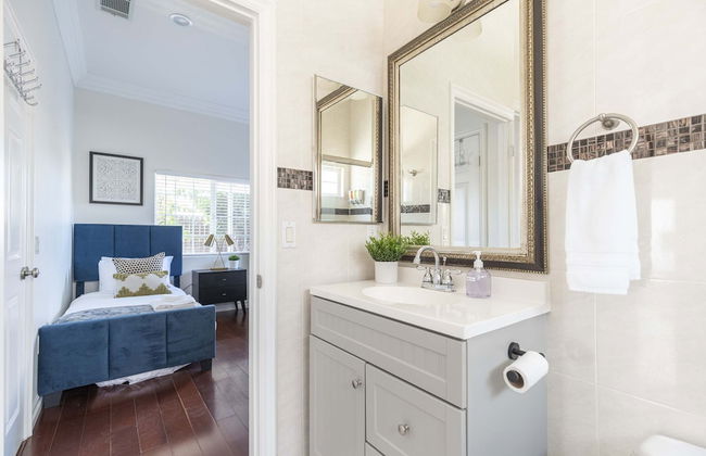 Elegant Retreat Modern Comforts, Prime Location - Photo 30