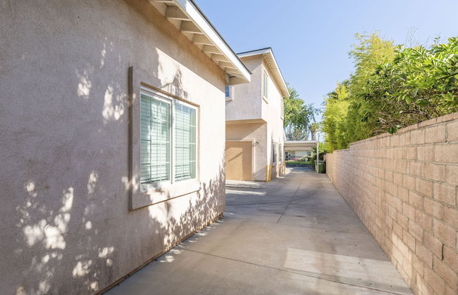 Elegant Retreat Modern Comforts, Prime Location - Photo 39