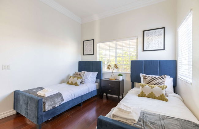 Elegant Retreat Modern Comforts, Prime Location - Photo 3