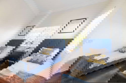 Photo 3 - Elegant Retreat Modern Comforts, Prime Location