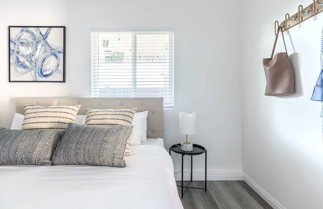 Elegant Retreat Modern Comforts, Prime Location - Photo 17