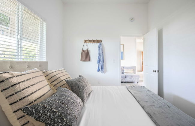 Elegant Retreat Modern Comforts, Prime Location - Photo 9