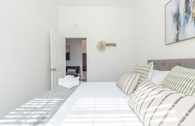 Elegant Retreat Modern Comforts, Prime Location - Photo 11