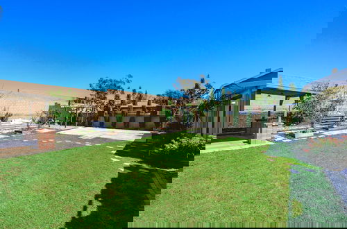 Foto 19 - Spacious Family Retreat w Garden Modern Comfort