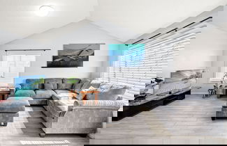 Foto 3 - Spacious Family Retreat w Garden Modern Comfort