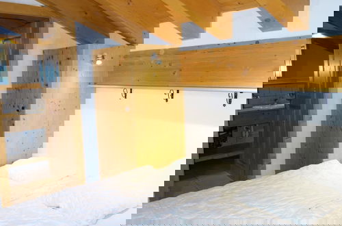 Foto 4 - Hilltop Apartment With Views