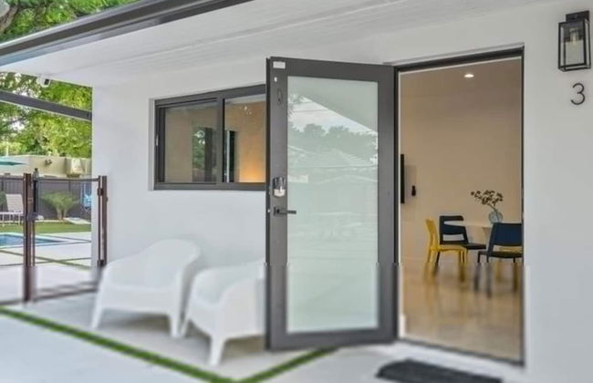Sleek Modern Miami Getaway With Pool Oasis - Photo 15