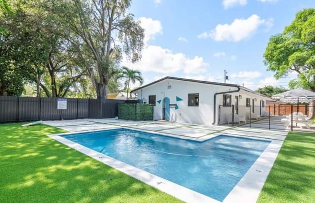 Sleek Modern Miami Getaway With Pool Oasis - Photo 17