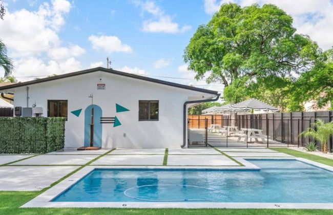 Sleek Modern Miami Getaway With Pool Oasis - Photo 20