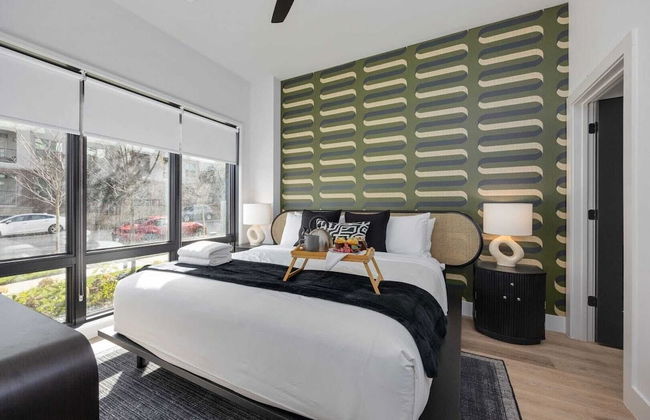 2 Modern Apartments in Heart of Midtown, Walkable Location Patio, Pool & Gym - Photo 5