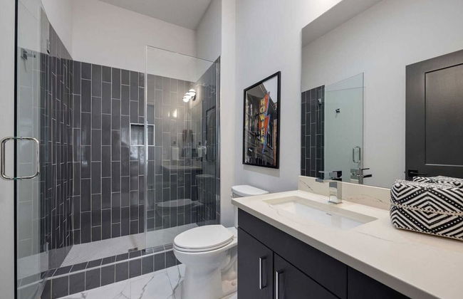 2 Modern Apartments in Heart of Midtown, Walkable Location Patio, Pool & Gym - Photo 31