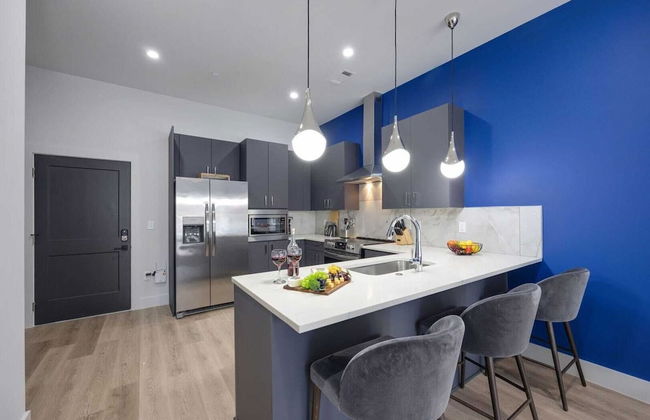 2 Modern Apartments in Heart of Midtown, Walkable Location Patio, Pool & Gym - Photo 25