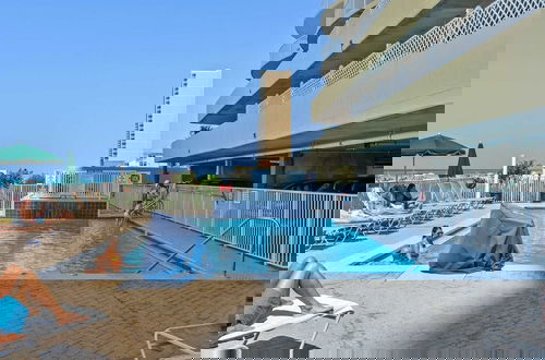 Foto 21 - Beach Breeze by Avantstay Beachfront, Beach Chairs Included, 2 Pools!