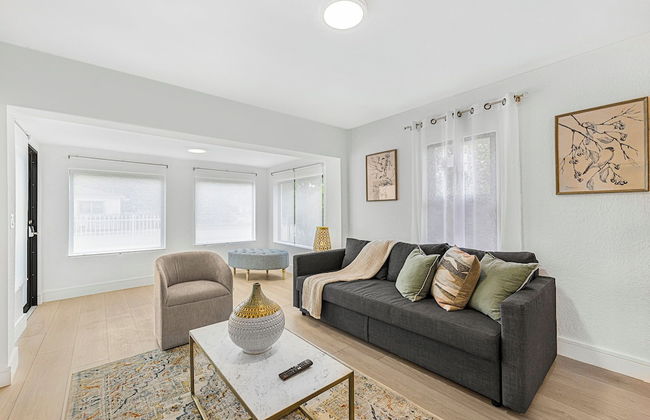 Spacious 3BR House with Private Pool - Photo 21