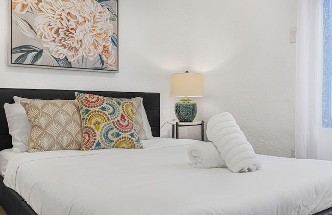 Spacious 3BR House with Private Pool - Photo 2