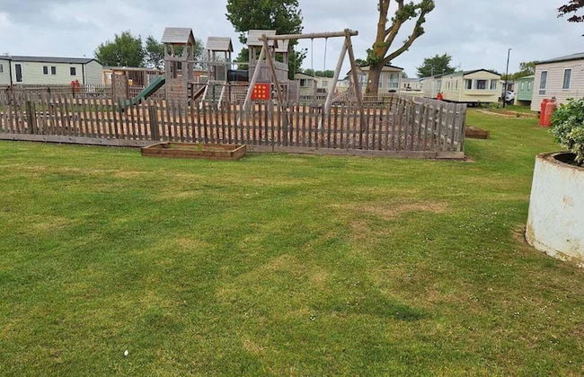Pets Stay Free 2 Bedroom Caravan at Heacham Beach - Photo 14