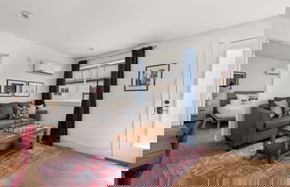 Foto 1 - Nashville Living: A Stylish Escape 2 Bedroom Apts