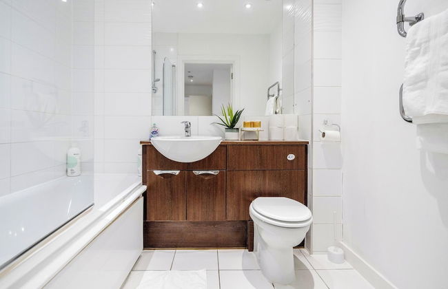 Basildon - 2-bed - Sleeps 5 - Near Train Station - Foto 12