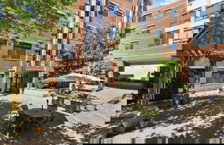 Foto 1 - DC Charm in Crystal Apartments