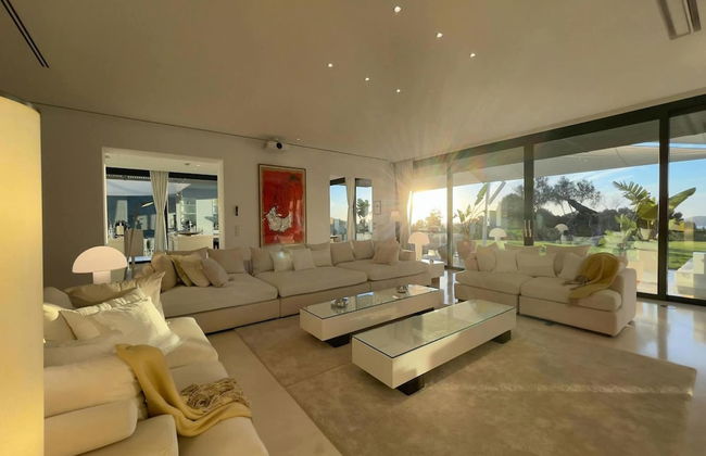 Villa With Multiple Outdoor Terrace - Foto 15