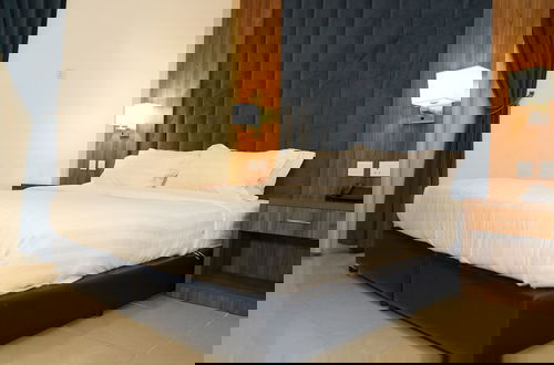 Photo 2 - Reef Beach Hotel Apartments