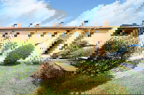 Foto 17 - Charming Apartment in Collesalvetti With Garden