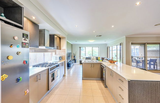 StayAU Spacious Stay Point Cook - Photo 36