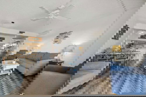 Foto 13 - Beachfront Luxe Epic Ocean Views Sleeps 6