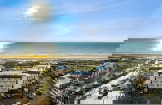 Foto 1 - Beachfront Luxe Epic Ocean Views Sleeps 6