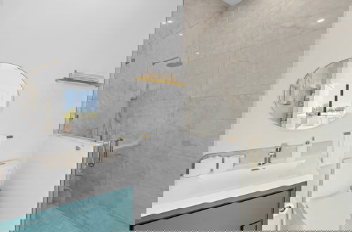 Foto 44 - Luxury Seaside Escape Pool Dock Scenic Views