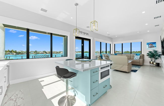 Luxury Seaside Escape Pool Dock Scenic Views - Foto 6