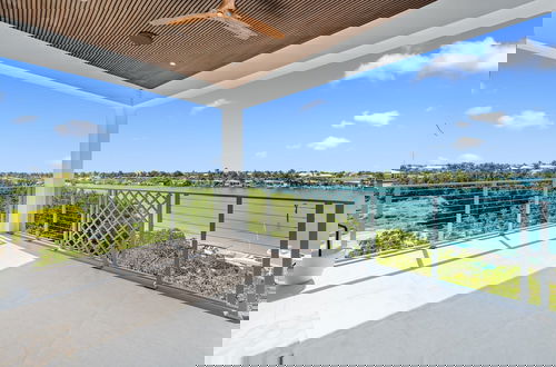 Foto 40 - Luxury Seaside Escape Pool Dock Scenic Views