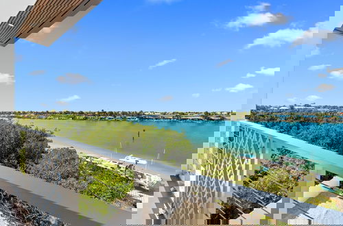 Foto 7 - Luxury Seaside Escape Pool Dock Scenic Views