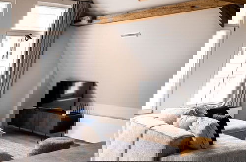 Foto 5 - City-view Loft With Wooden Beams and Mezzanine