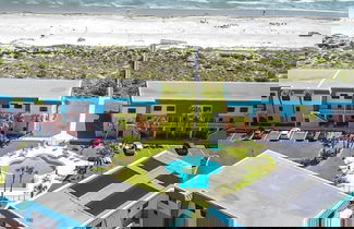 Foto 3 - Oceanfront Serenity at Stylish Sea Haven 212