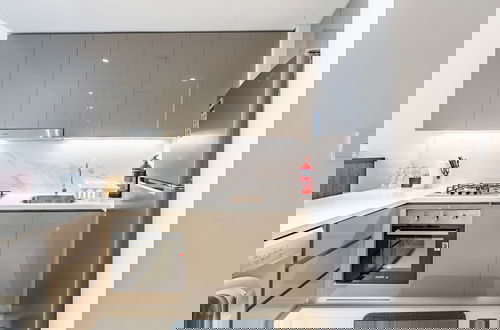 Foto 19 - Luxury Meydan Condo with City Views