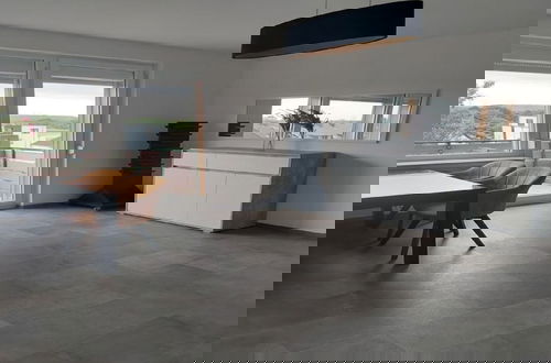 Foto 31 - Modern Apartment With Balcony