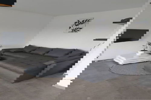 Foto 19 - Modern Apartment With Balcony